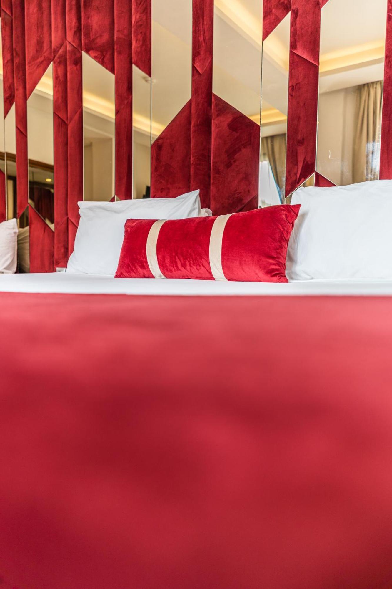 One Hotel Касабланка Екстер'єр фото A bed with a red bedsheet