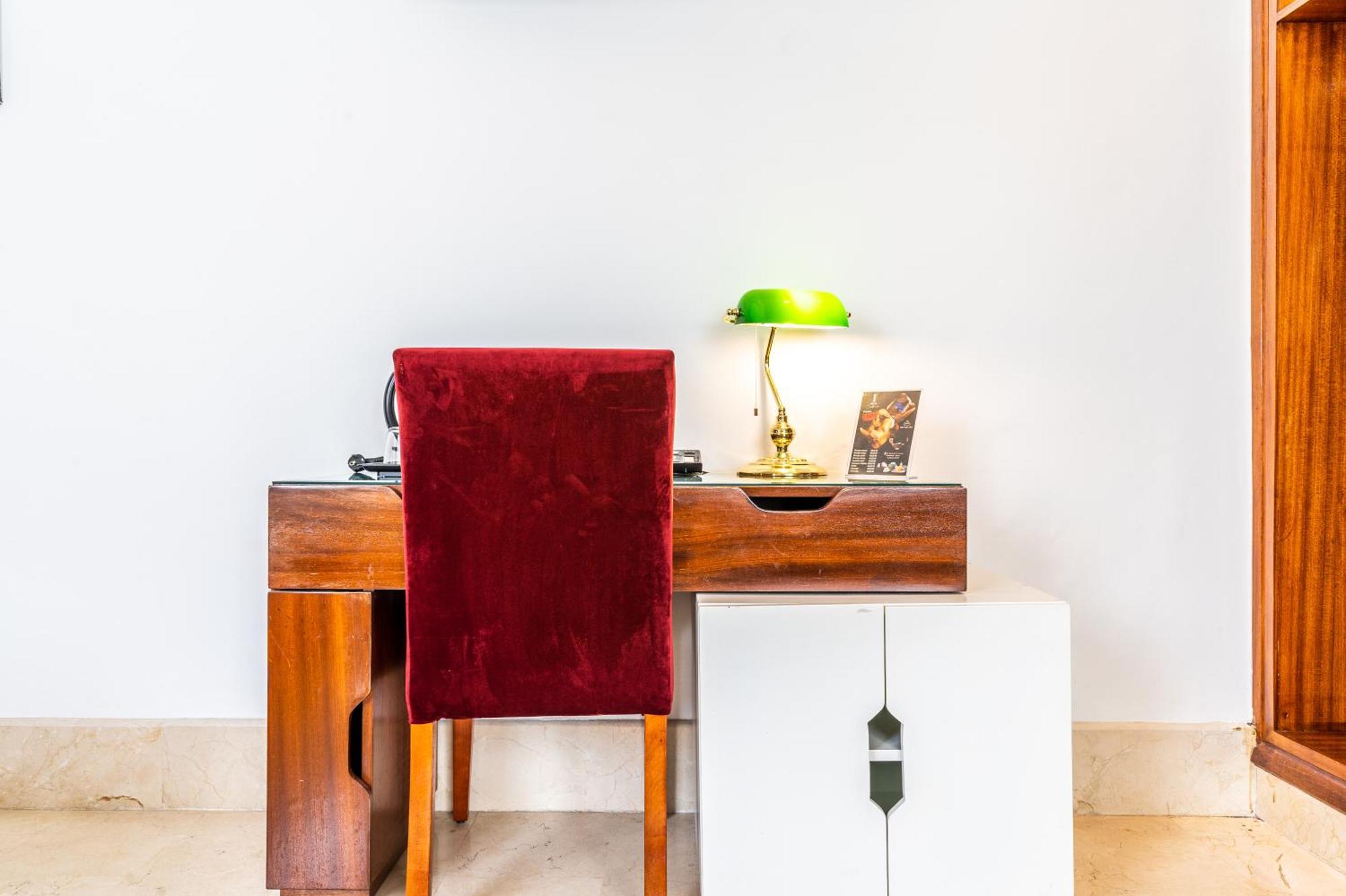 One Hotel Касабланка Екстер'єр фото A desk with a green table lamp