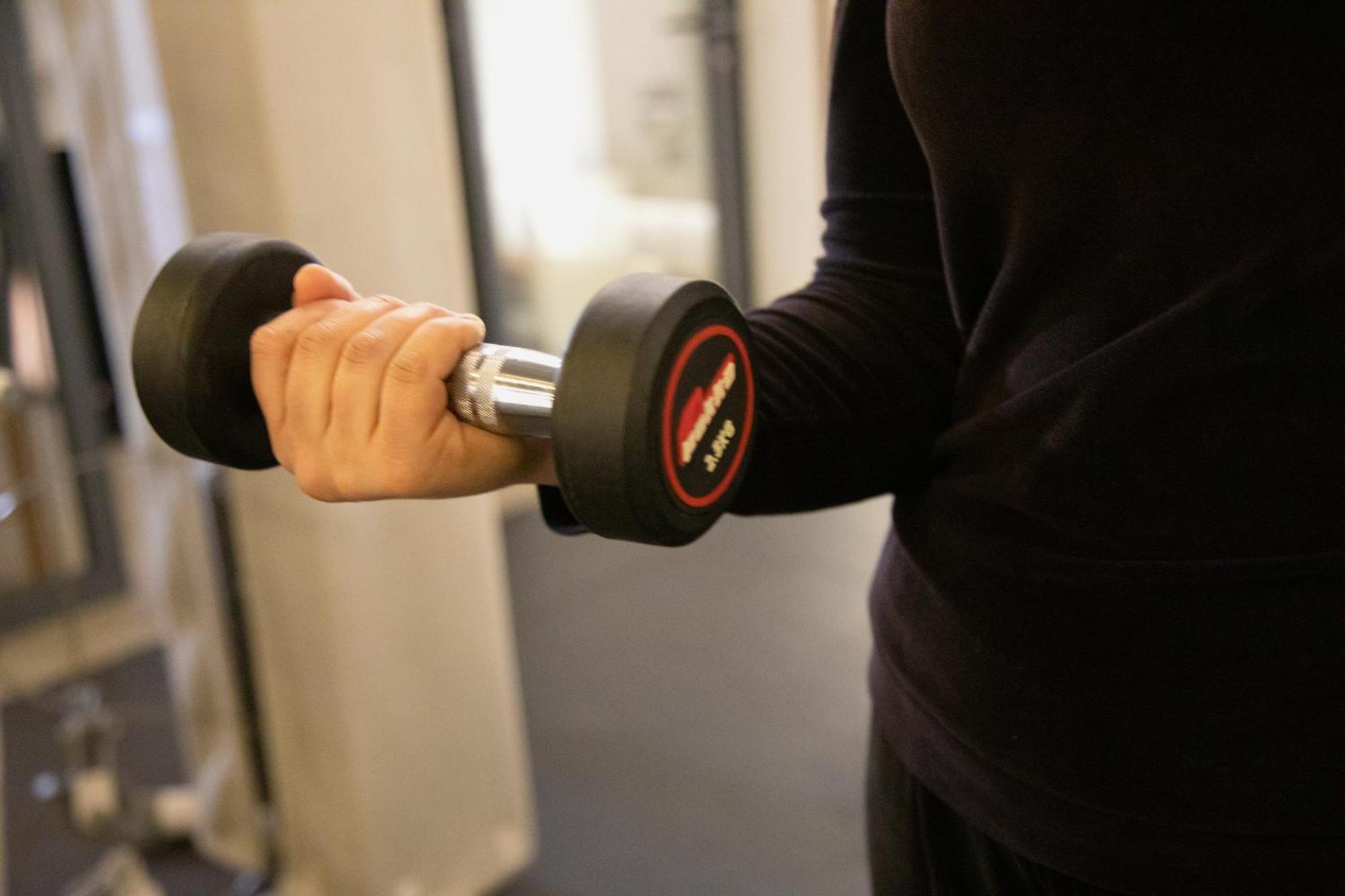 One Hotel Касабланка Екстер'єр фото A man lifting a dumbbell